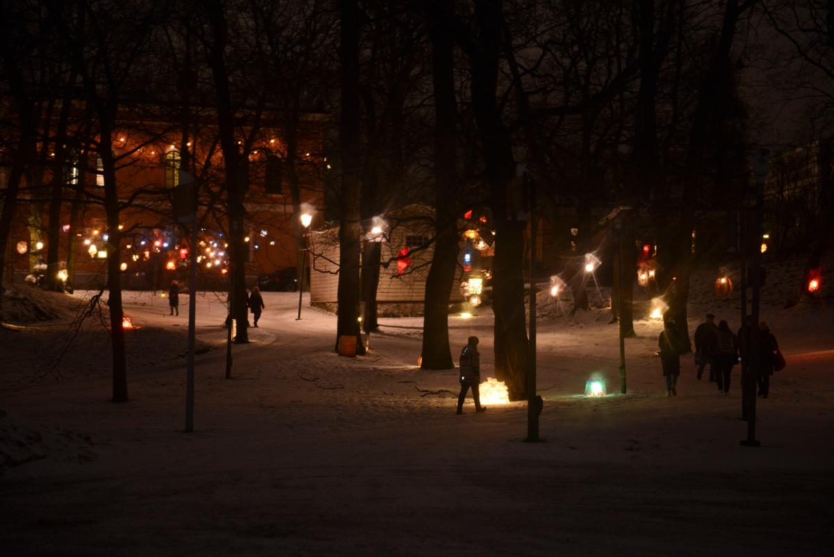 Hakasalmen huvilaa kiertävässä Lyhtypuistossa on 150 edellisistä Luxeista selvinnyttä lamppua ja 150 uutta lamppua.